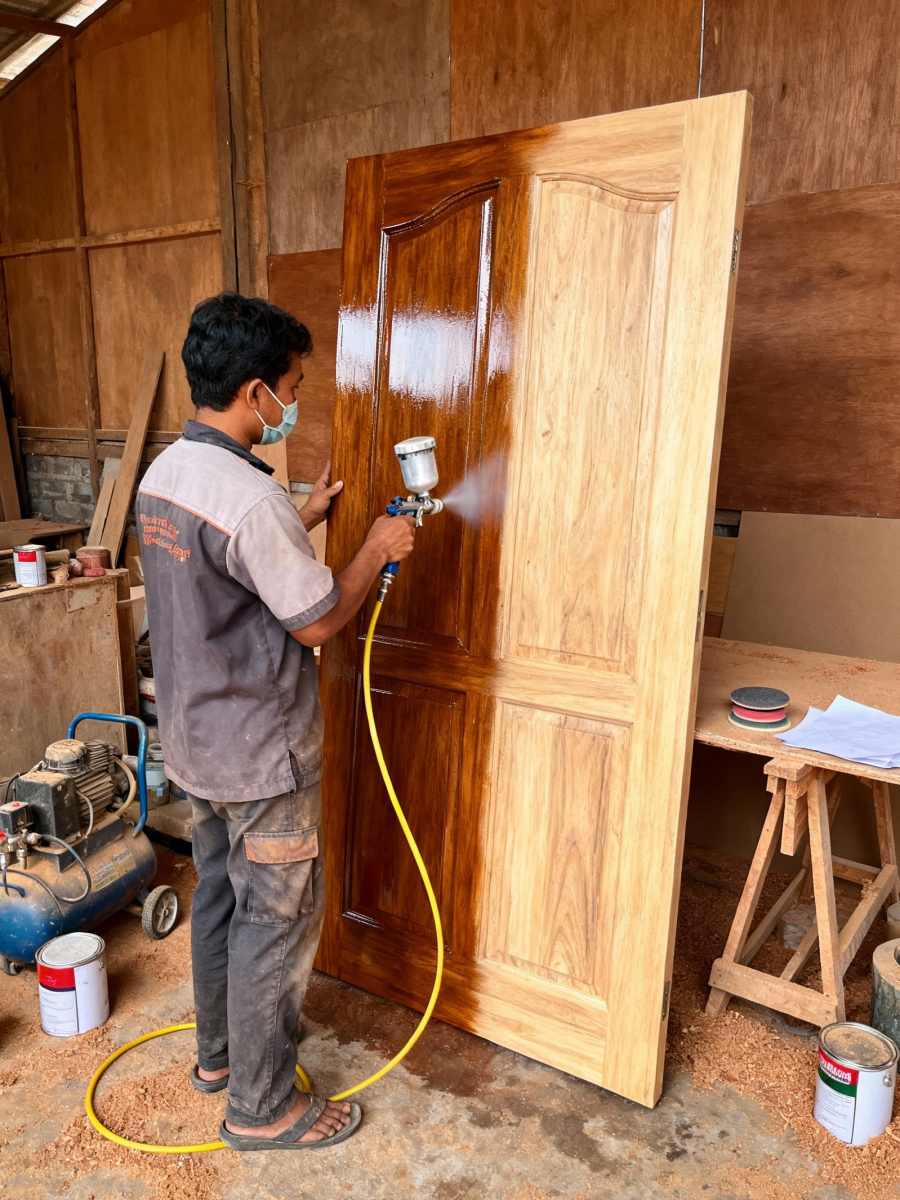 Finishing Pintu Kayu 1